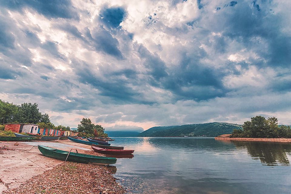 Serbien: Aufgeräumt liegen die Fischerboote an den Ausläufern des Donau-Theiß-Donau-Kanals