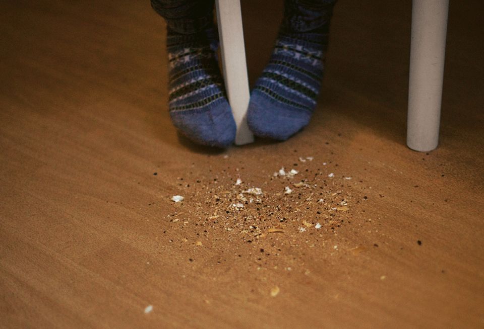 Essgestörte krümeln gern: Was vom Teller fällt, landet nicht auf den Hüften. Im Kampf gegen Kalorien denken sich Patientinnen Rituale aus, die für Gesunde bizarr wirken: Eine etwa steht in der Kälte vor dem offenen Fenster, um weitere Gramm wegzufrieren