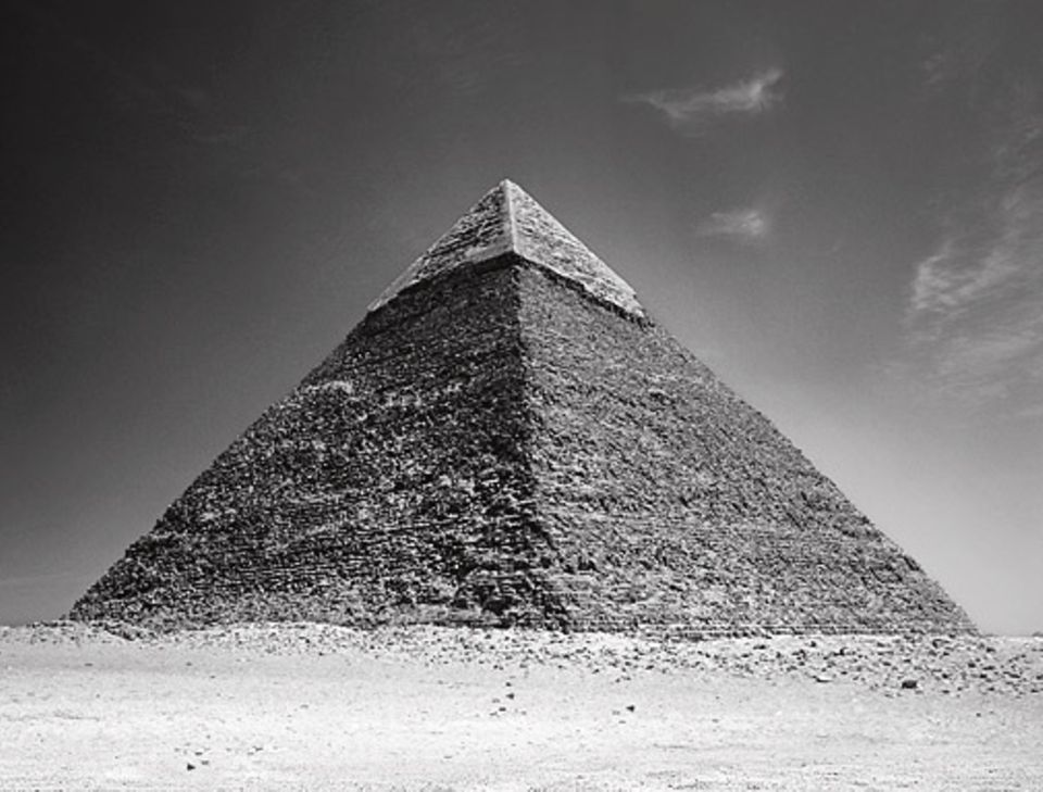 GEO EPOCHE EDITION: Monumente der Macht : Mit gewaltigen Grabmälern – hier die Pyramide des Chephren in Giseh – demonstrieren die Pharaonen ihren Rang an der Spitze der ägyptischen Gesellschaft