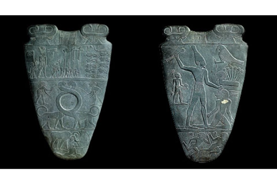 GEO EPOCHE Edition: Diese Schminkpalette zeigt Pharao Narmer als siegreichen Krieger, der einen Gefangenen erschlägt. In der Vertiefung auf der anderen Seite wurde einst die Augenschminke für ein Götterkultbild angerührt (um 3050 v. Chr.)
