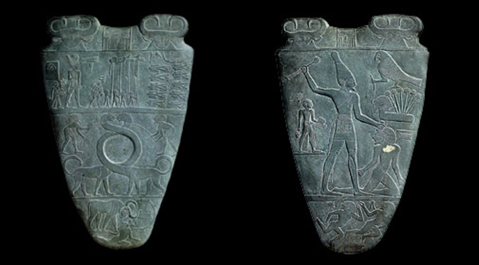 GEO EPOCHE Edition: Diese Schminkpalette zeigt Pharao Narmer als siegreichen Krieger, der einen Gefangenen erschlägt. In der Vertiefung auf der anderen Seite wurde einst die Augenschminke für ein Götterkultbild angerührt (um 3050 v. Chr.)
