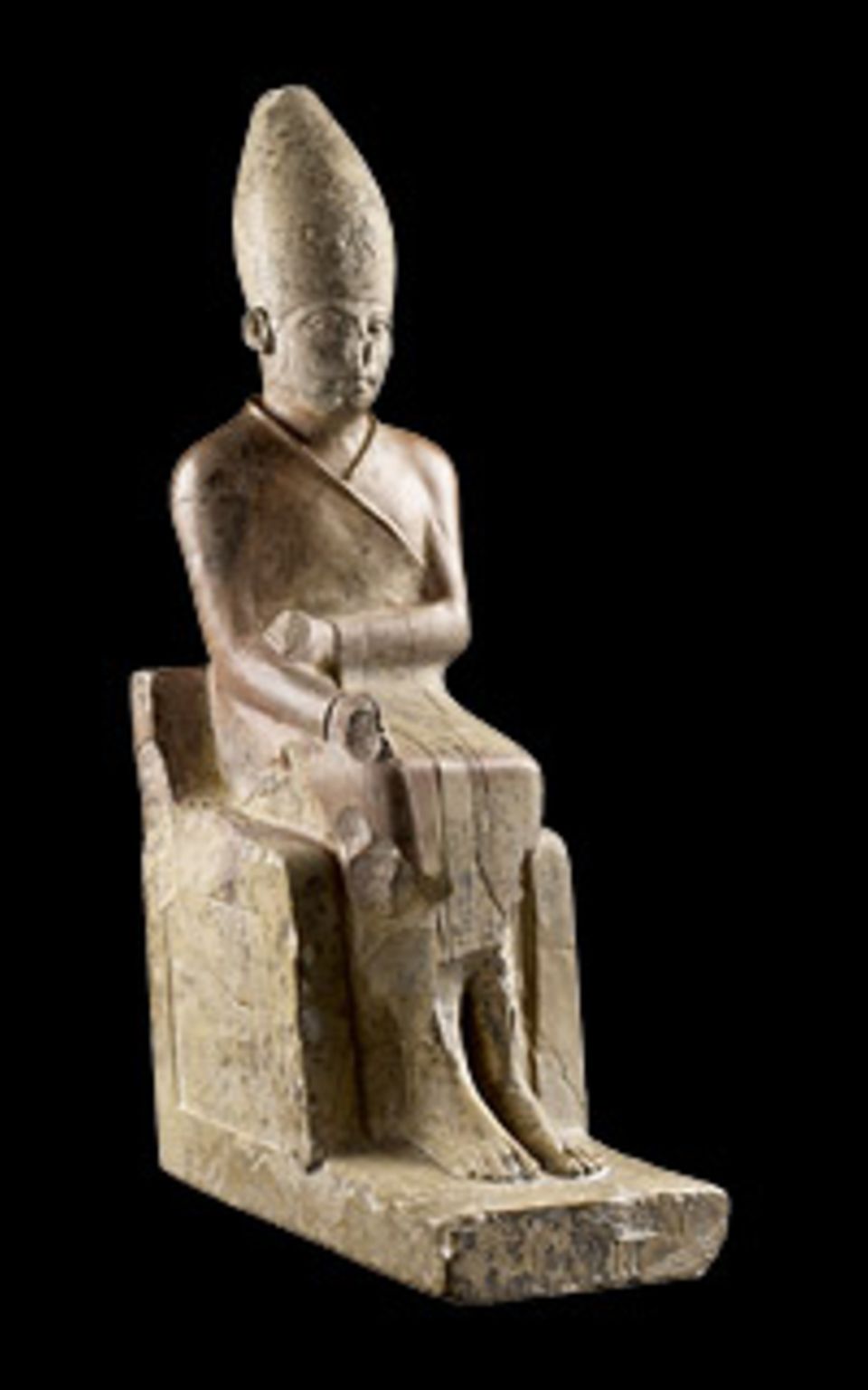 GEO EPOCHE Edition: In einem eng anliegenden Mantel, wie ihn Pharaonen zu Jubiläumsfesten tragen, sitzt König Chasechemui auf seinem Thron. Diese Figur und ihr dunkleres Pendant sind die ältesten erhaltenen Statuen eines ägyptischen Herrschers (um 2720 v. Chr.)