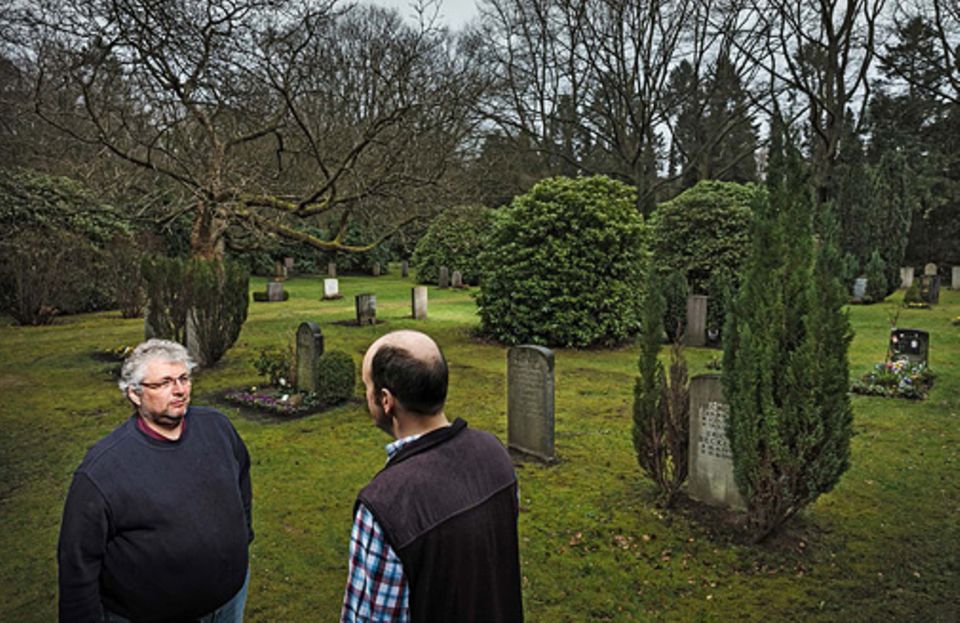 Verhaltenstherapie: Nichts fürchtet Christian Braun* (im Bild rechts) so sehr wie den Tod. Deshalb konfrontiert Therapeut Mykola Fink ihn auf einem Friedhof mit der Angst
