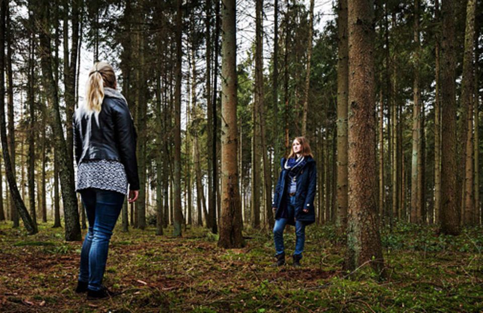 Verhaltenstherapie: Insbesondere fernab von vertrauten Menschen befällt Maria Schmidt* (links) Panik. Therapeutin Christina Sagebiel setzt sie deshalb in einem Wald dem Gefühl aus, sich allein einen Weg suchen zu müssen