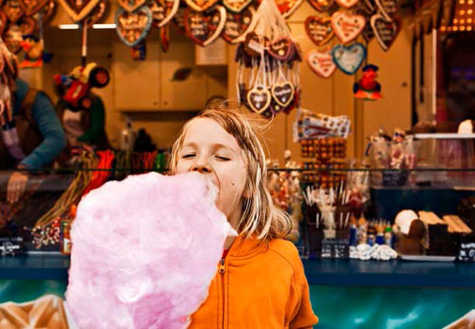 Gesunde Ernährung: ZUCKERWATTE ist ganz und gar nicht gesund - macht Kindern aber riesigen Spaß. Wer sonst vollwertig isst, darf auf dem Rummel sicher mal eine Ausnahme machen