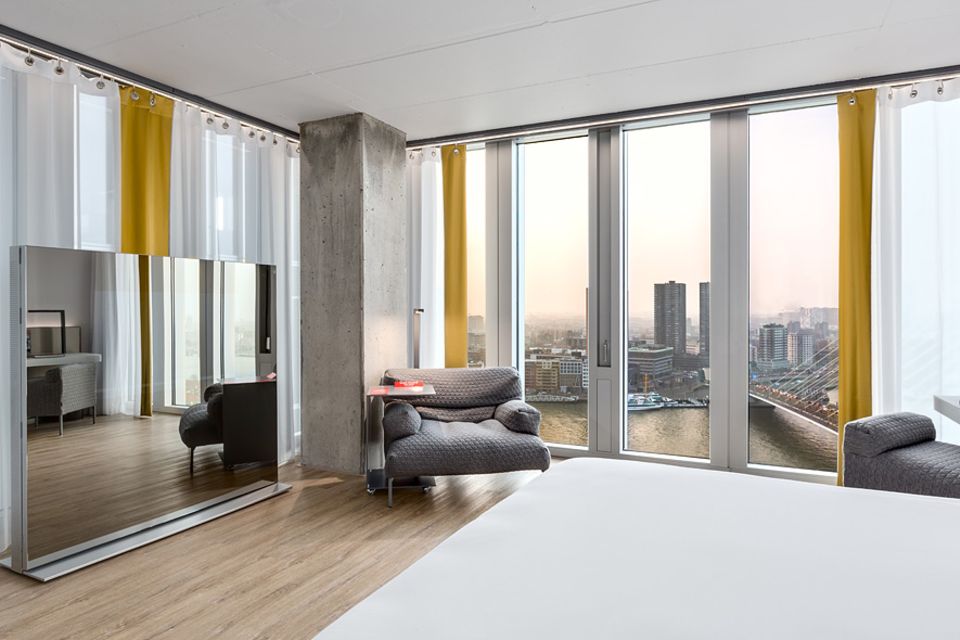 Niederlande: Mit Hafenblick von der Ferne träumen können Gäste im Nhow Hotel im Komplex De Rotterdam an der Eramus-Brücke Niederlande: Mit Hafenblick von der Ferne träumen können Gäste im Nhow Hotel im Komplex De Rotterdam an der Eramus-Brücke