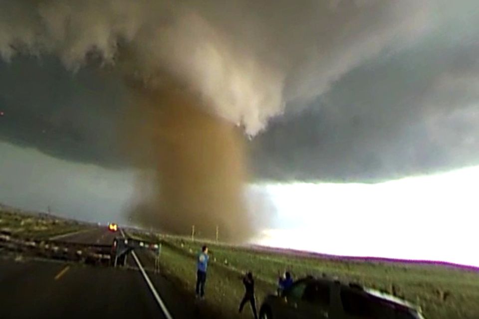 Wirbelsturm-Video: Sturmjäger filmen Tornado in 360-Grad
