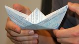 Papierschiffe: Wer sinkt, hat verloren