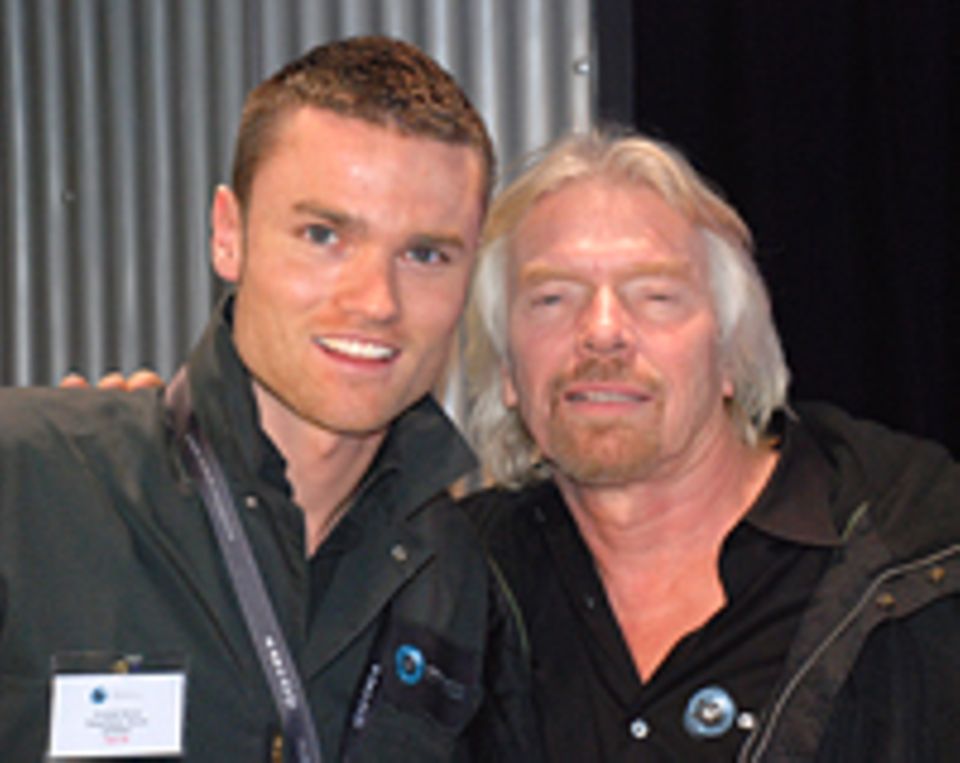 Christoph Berner (links) mit dem Firmengründer von Virgin Galactic Sir Richard Branson