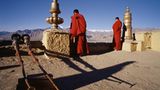 Zwei Mönche auf dem Dach des Klosters Thiksey in Ladakh