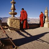 Zwei Mönche auf dem Dach des Klosters Thiksey in Ladakh