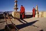 Zwei Mönche auf dem Dach des Klosters Thiksey in Ladakh
