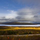 Die ersten Sonnenstrahlen am Morgen im Norden Schwedens