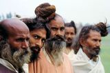 Männer vor dem Hindutempel Kapil Muni, Indien
