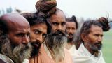 Männer vor dem Hindutempel Kapil Muni, Indien
