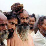 Männer vor dem Hindutempel Kapil Muni, Indien