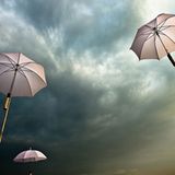 Sonnenschirme an einem Musik- und Tanzfestival in Laos