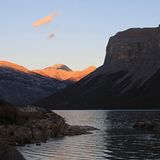 Abenddämmerung am Minnewanka Lake in Alberta, Kanada