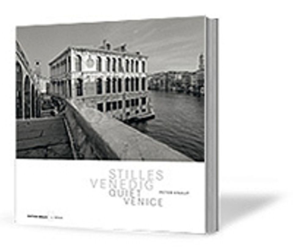 Fotogalerie: Peter Knaup Stilles Venedig 124 Seiten, 100 Schwarz-weiß-Fotos Edition Braus 1. Auflage März 2011 49,80 Euro Fotogalerie: Peter Knaup Stilles Venedig 124 Seiten, 100 Schwarz-weiß-Fotos Edition Braus 1. Auflage März 2011 49,80 Euro