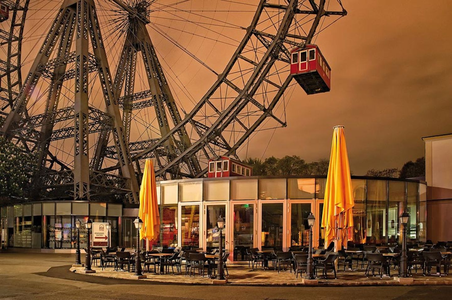 Kupferne Nächte: Wiener Prater um Mitternacht
