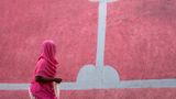 Frau in Pink