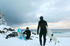 Fotogalerie: Surfen unter Polarlichtern