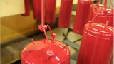 Feuer: Brandheiss: So werden Feuerlöscher gefertigt - Bild 10