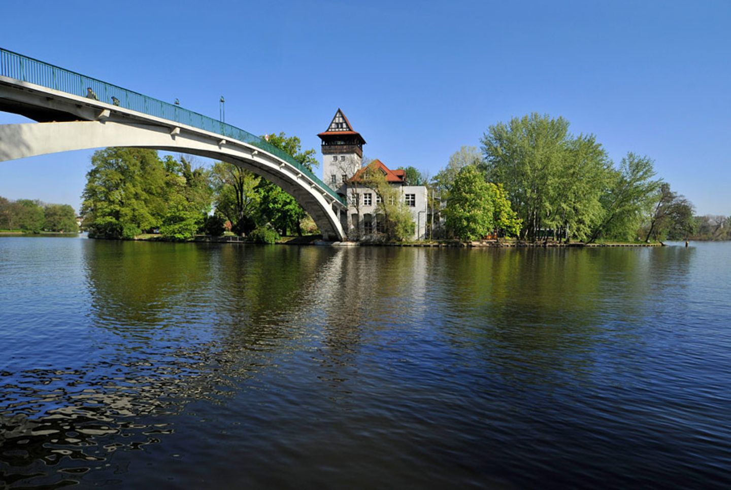 Idylle in der Hauptstadt: der Treptower Park mit der Insel der Jugend