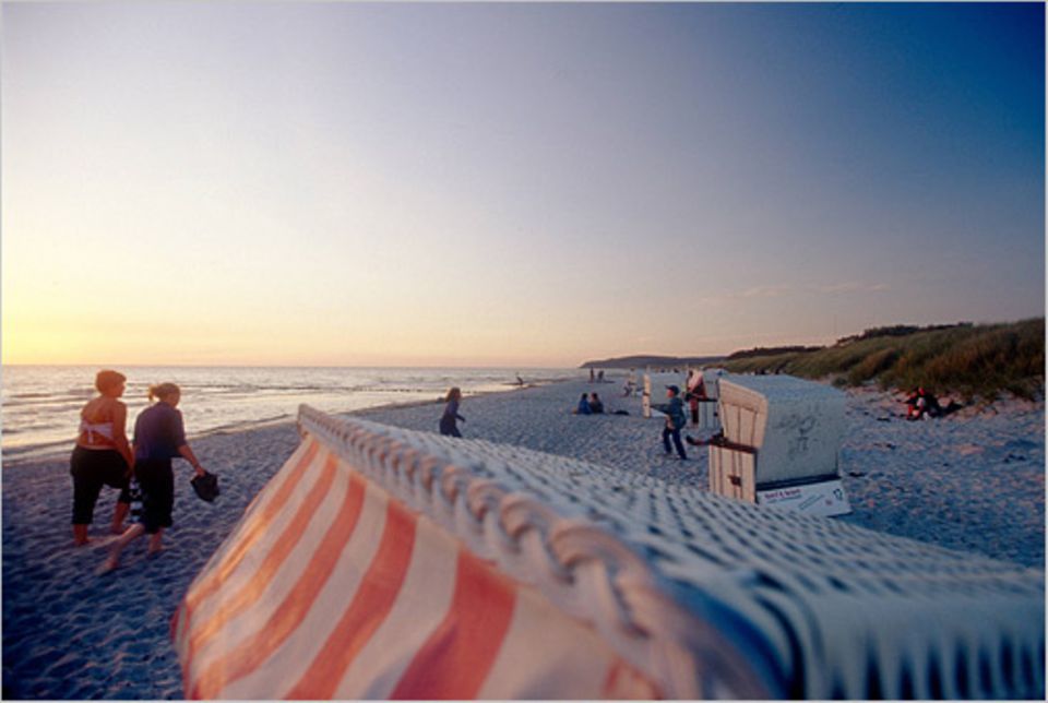 Fotogalerie: Autofrei und ruhig! Der Strand von Hiddensee ist nicht nur zum Sonnenuntergang wunderschön