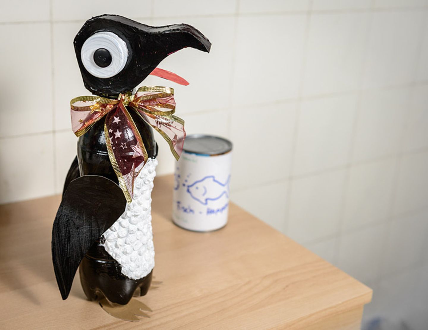 Upcycling: Pinguin aus Flaschen