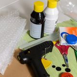 Upcycling: Pinguin aus Milchkartons und Flaschen