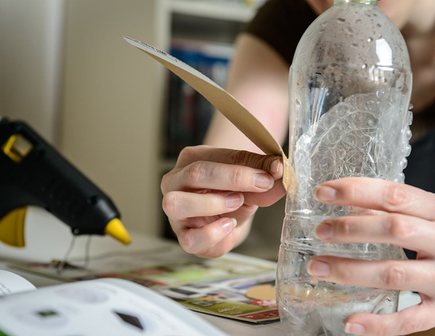 Upcycling: Pinguin aus Milchkartons und Flaschen