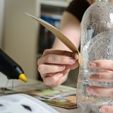 Upcycling: Pinguin aus Milchkartons und Flaschen