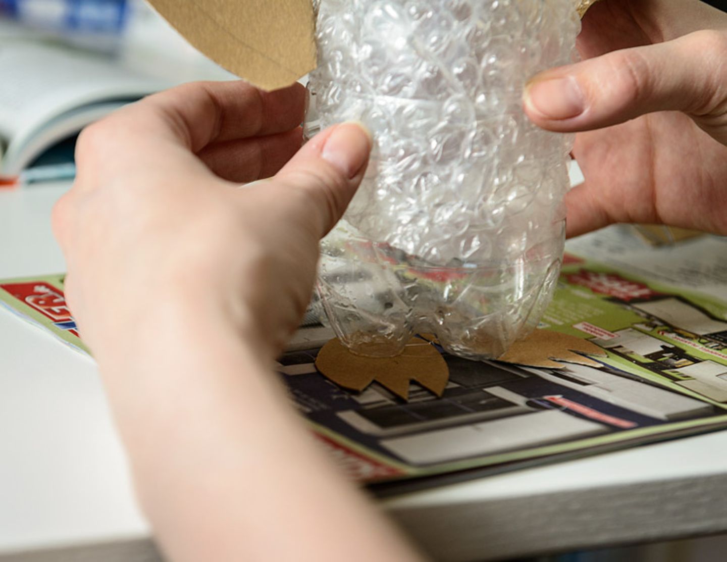 Upcycling: Pinguin aus Milchkartons und Flaschen