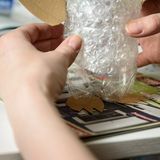 Upcycling: Pinguin aus Milchkartons und Flaschen