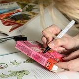 Upcycling: Pinguin aus Milchkartons und Flaschen