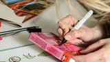Upcycling: Pinguin aus Milchkartons und Flaschen