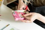 Upcycling: Pinguin aus Milchkartons und Flaschen