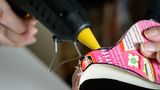Upcycling: Pinguin aus Milchkartons und Flaschen