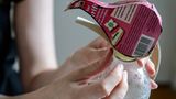 Upcycling: Pinguin aus Milchkartons und Flaschen