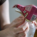 Upcycling: Pinguin aus Milchkartons und Flaschen