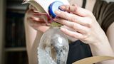 Upcycling: Pinguin aus Milchkartons und Flaschen