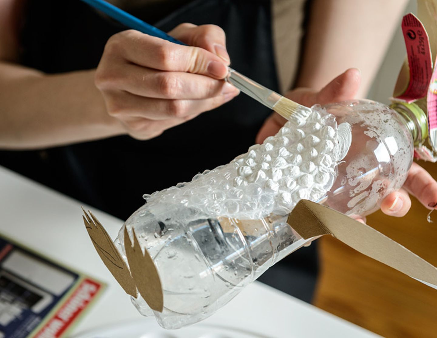 Upcycling: Pinguin aus Milchkartons und Flaschen