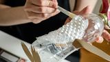Upcycling: Pinguin aus Milchkartons und Flaschen