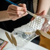 Upcycling: Pinguin aus Milchkartons und Flaschen