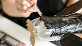 Upcycling: Pinguin aus Milchkartons und Flaschen
