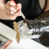 Upcycling: Pinguin aus Milchkartons und Flaschen