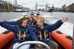 Im Speedboat über die Themse rasen