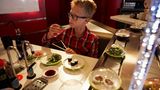 Sushi vom Fließband kosten