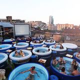 Open-Air-Kino: Hot Tub Cinema in London, Großbritannien